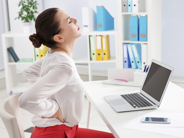 Đau lưng là bệnh phổ biến ở dân văn phòng