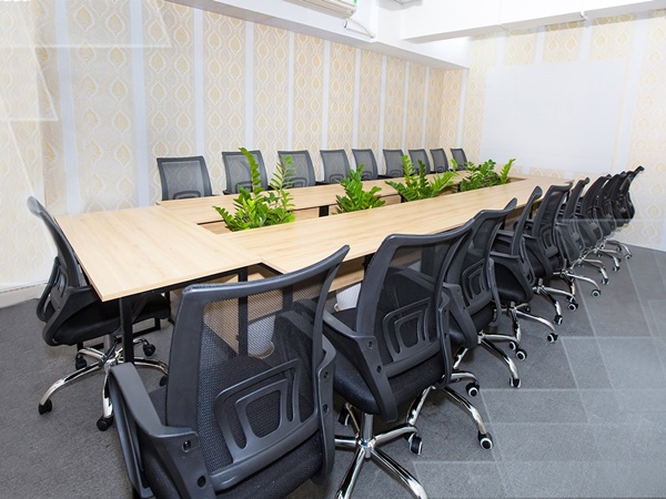Bạn có thể chọn cách sắp xếp ghế phòng họp đẹp kiểu Conference