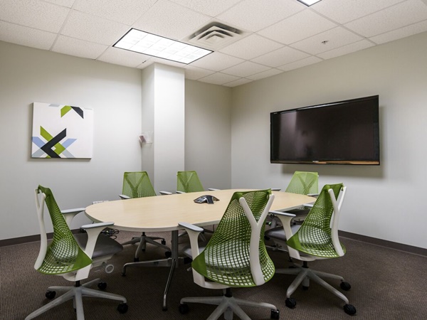 Ghế chân xoay có thể giúp tăng tính linh hoạt của không gian phòng họp