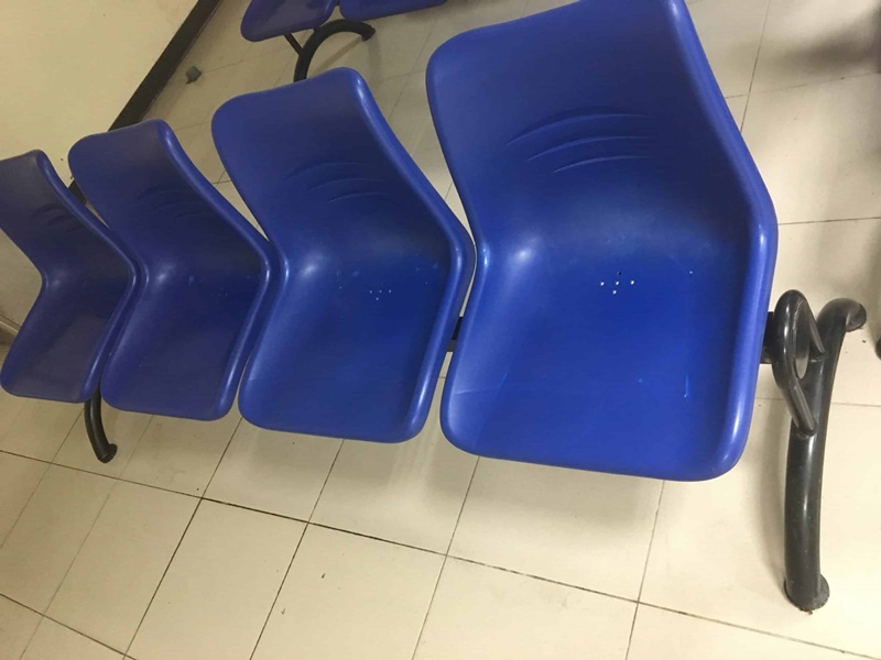 Tựa lưng và đệm ngồi của ghế được làm từ nhựa