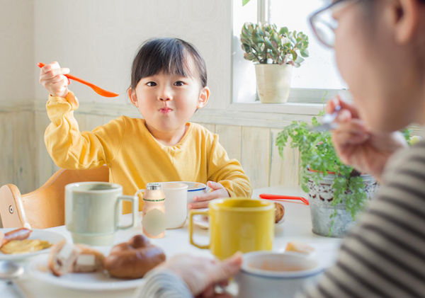 chế độ dinh dưỡng đủ chất để tăng sức đề kháng cho trẻ